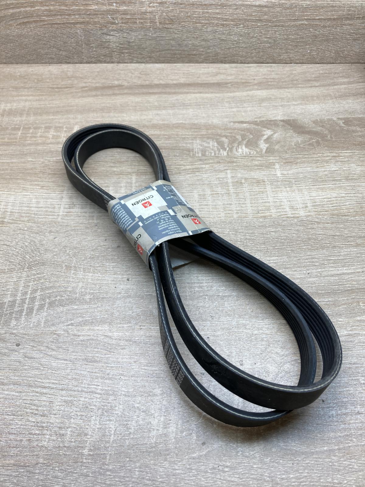 5750J7   Alternator belt Peugeot 504
