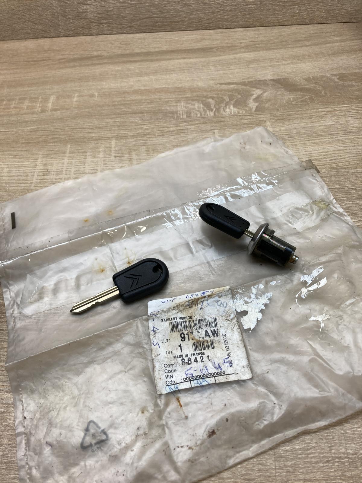 9170AW peugeot   Front door lock (next to the handle) Peugeot 208