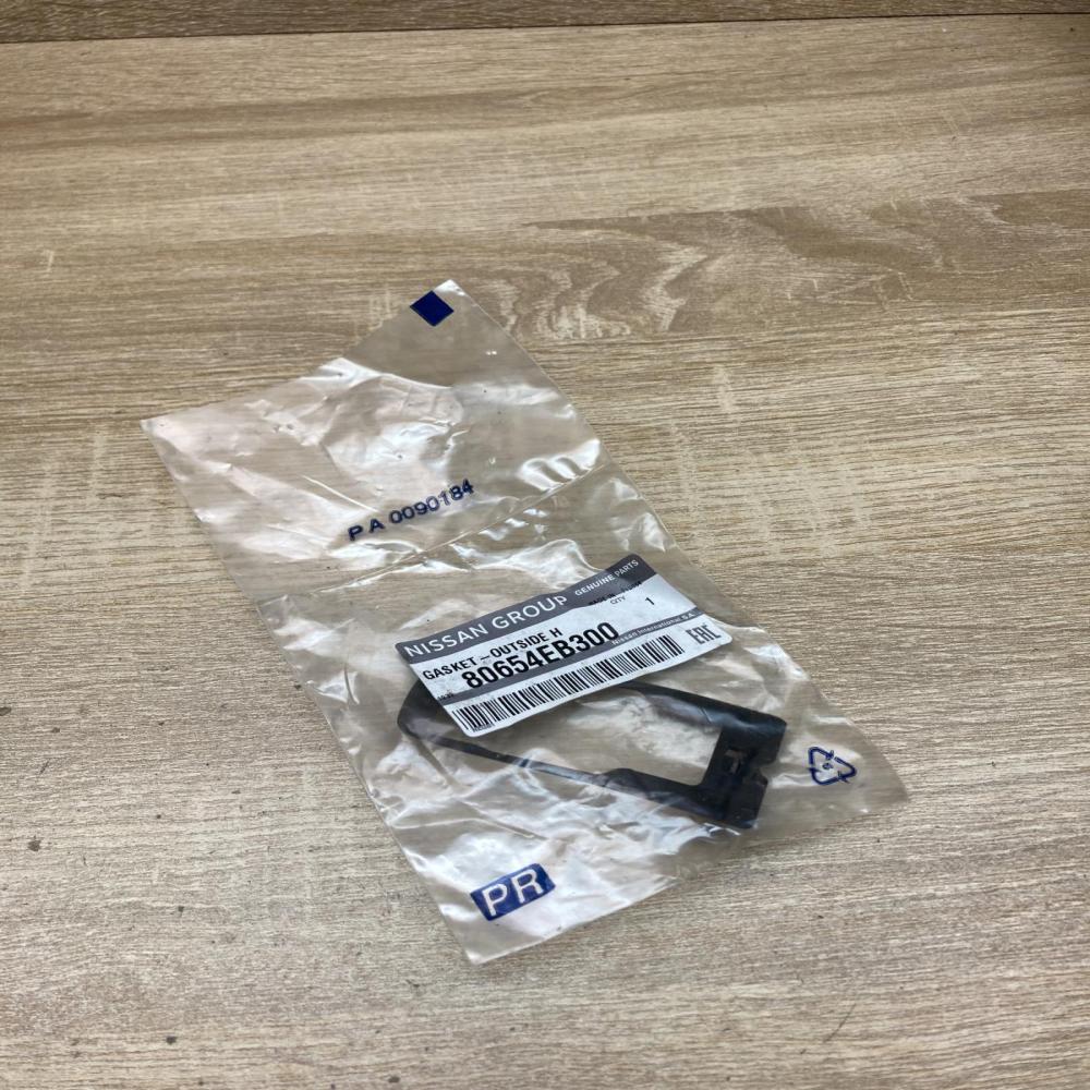 80654EB300 gasket  Front door exterior handle/bracket Nissan Navara D40