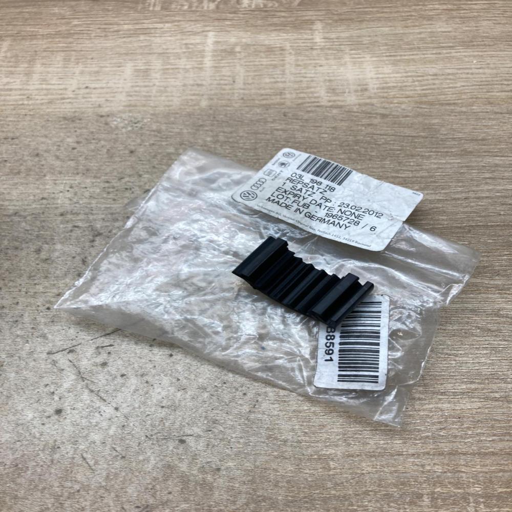 03L198118   Fuel injector Volkswagen PASSAT B6