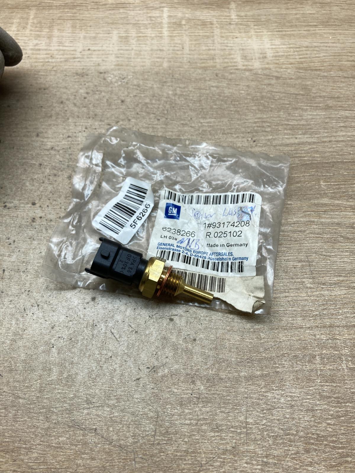 93174208   Coolant temperature sensor Opel Insignia A
