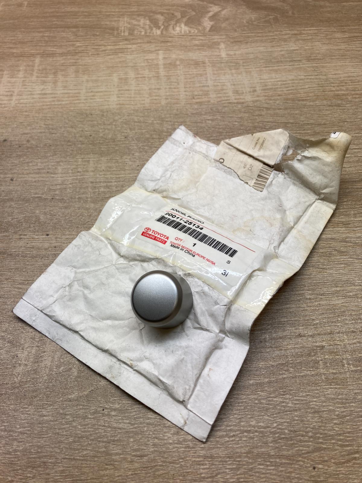 90011 25134   Radio/GPS head unit trim Toyota Corolla E140 E150