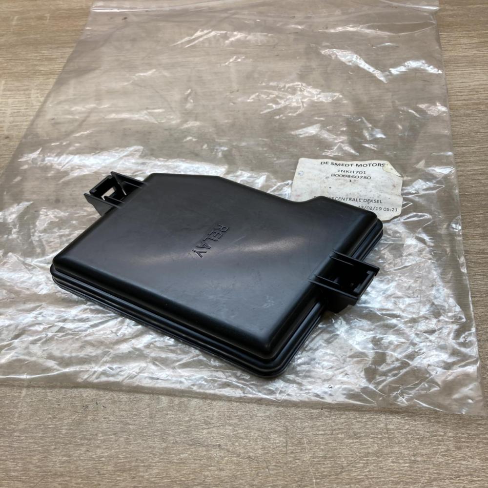 B000860780   Fuse box cover Citroen C1