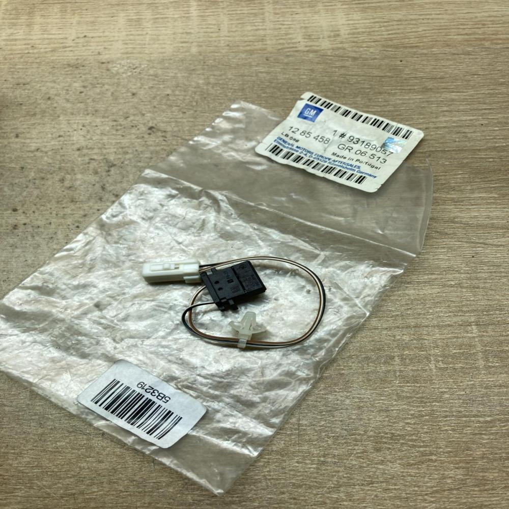 93189057   Steering wheel buttons/switches Opel Corsa D