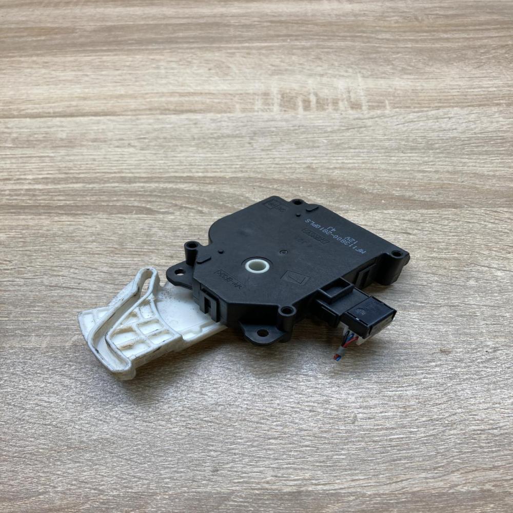113800 2810   Air flap motor/actuator Toyota Verso
