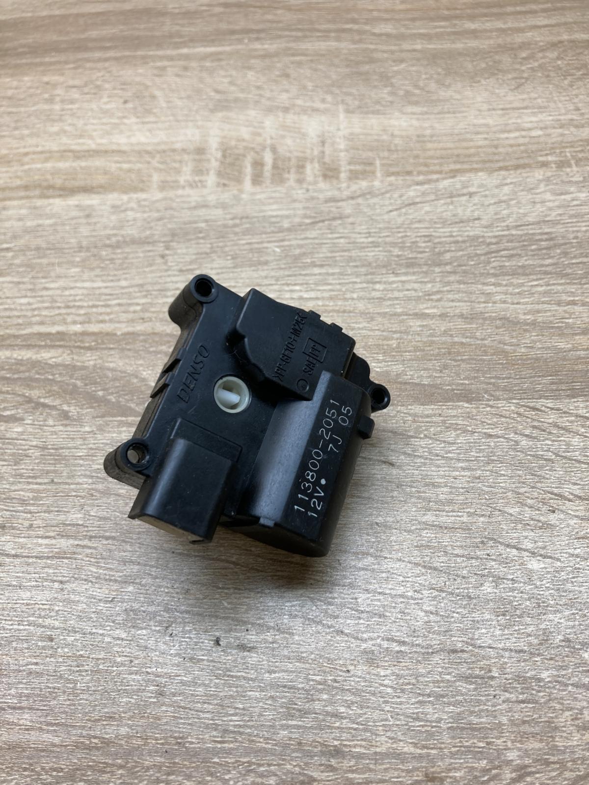 113800 2051   Air flap motor/actuator Toyota Avensis T250