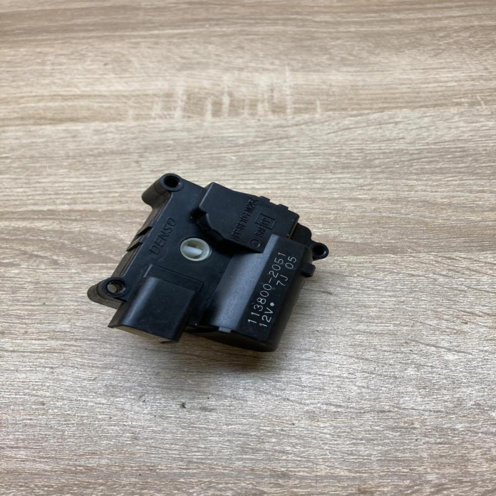 113800 2051   Air flap motor/actuator Toyota Avensis T250