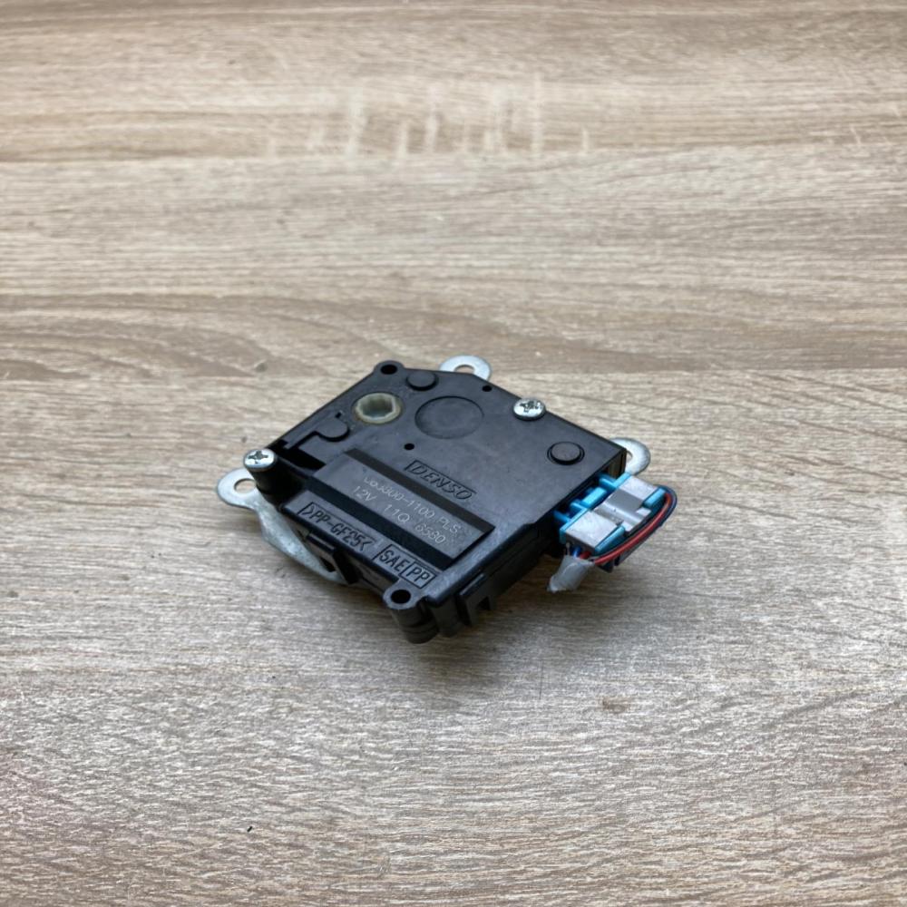 063800 1100   Air flap motor/actuator Toyota Prius (XW30)
