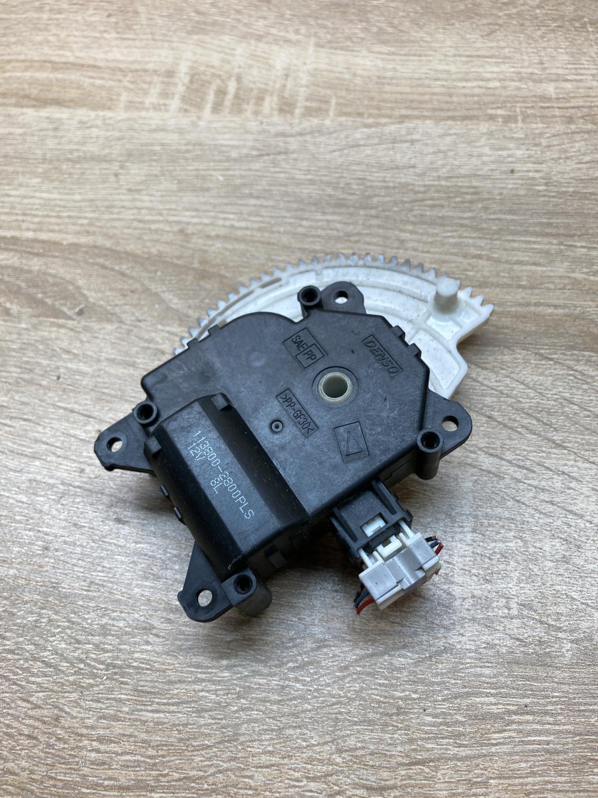 113800 2800   Air flap motor/actuator Toyota Avensis Verso