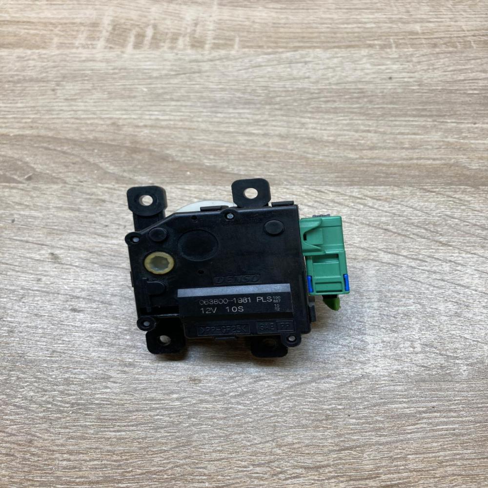 063800 1981   Air flap motor/actuator Lexus IS III XE30
