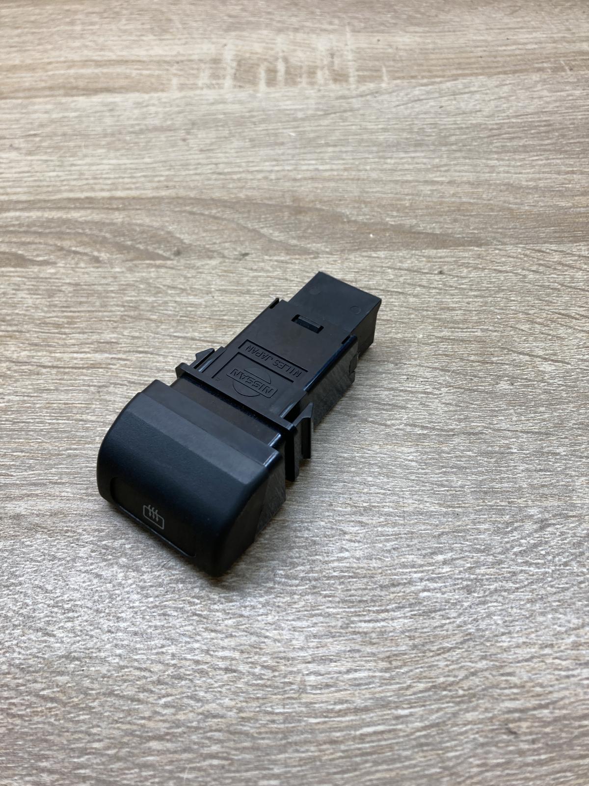 Nissan window heater switch   Windscreen/window heater switch Nissan Primera