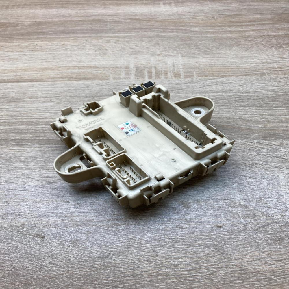 7051121   Fuse module Toyota Corolla Verso AR10
