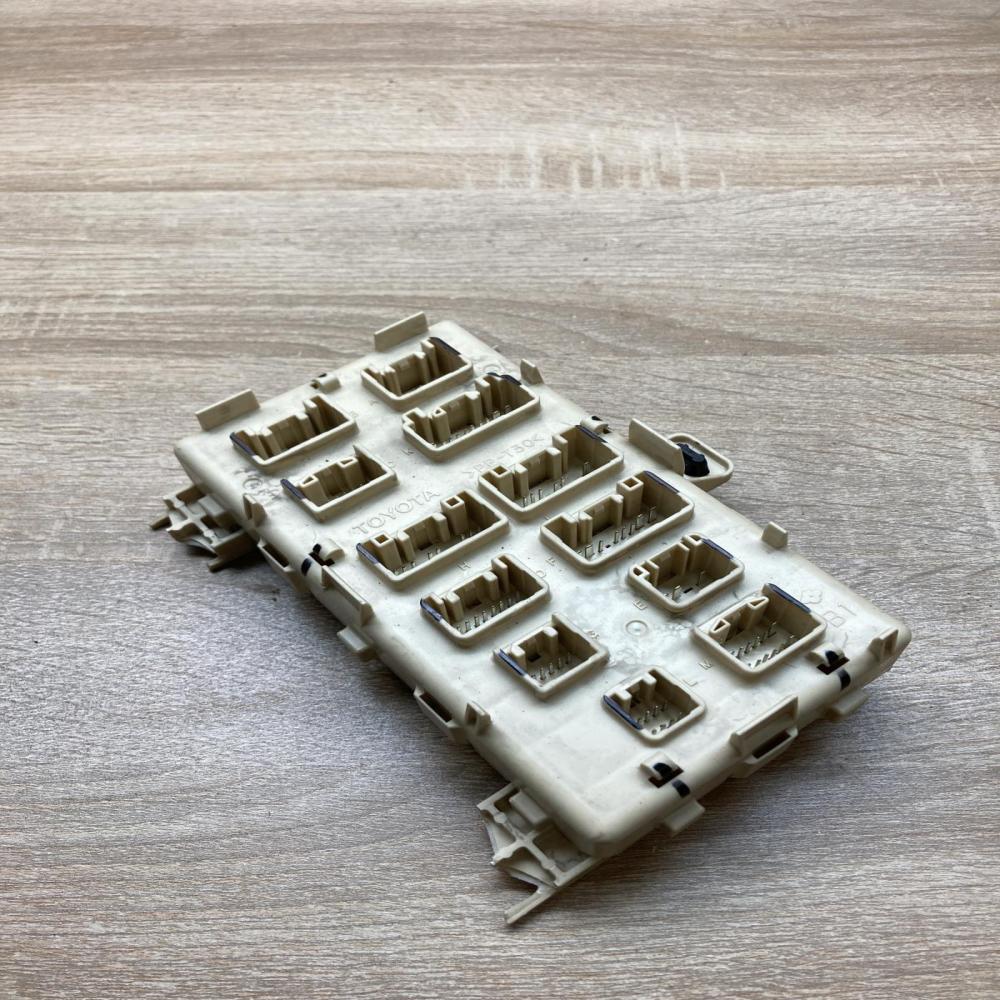 Lexus fuse module   Fuse module Lexus RX 330 - 350 - 400H