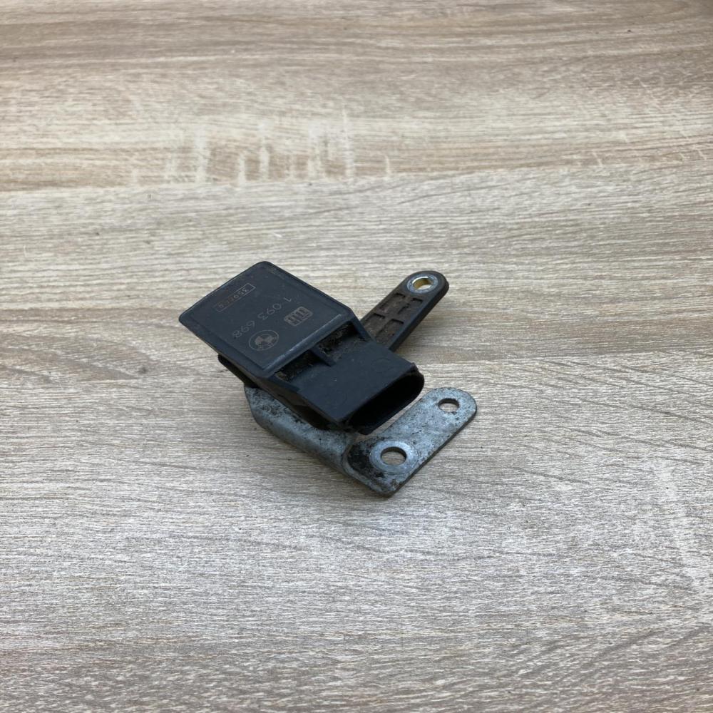 1093698   Headlight level height control switch BMW 5 E39