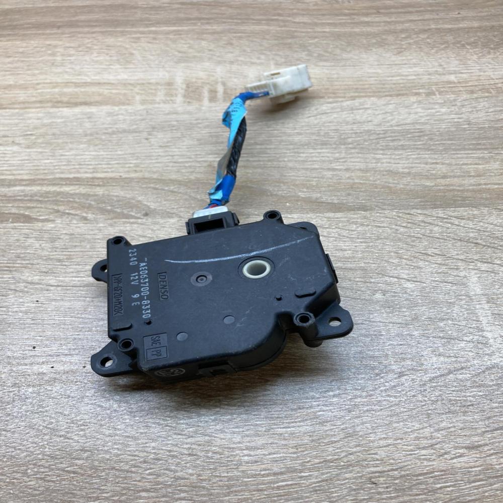 063700 8330 0637008330  Air flap motor/actuator Toyota RAV 4 (XA20)