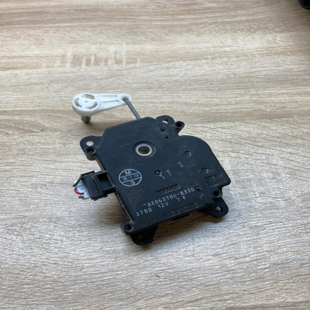 063700 8330 0637008330  Air flap motor/actuator Toyota RAV 4 (XA20)