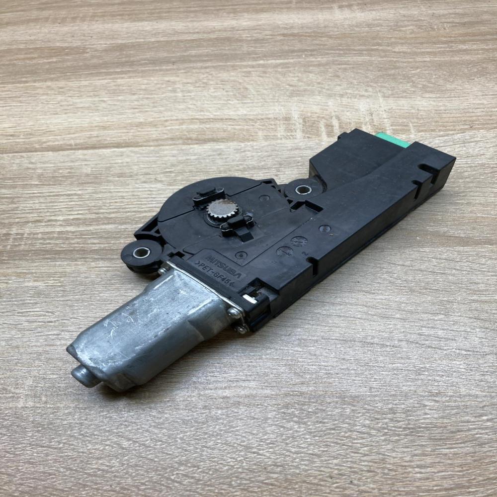 12VWR52   Front door window regulator motor Honda Accord