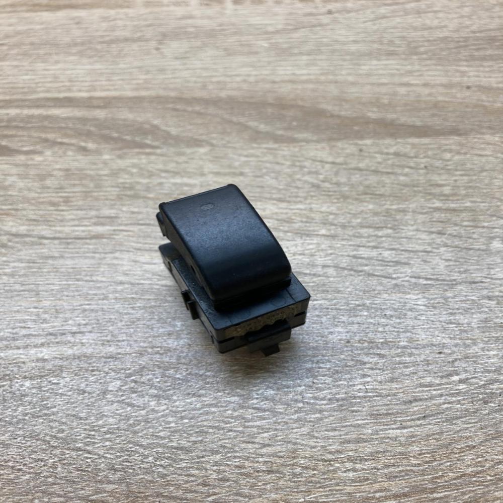 84810 0F010 848100F010  Electric window control switch Toyota Corolla Verso AR10