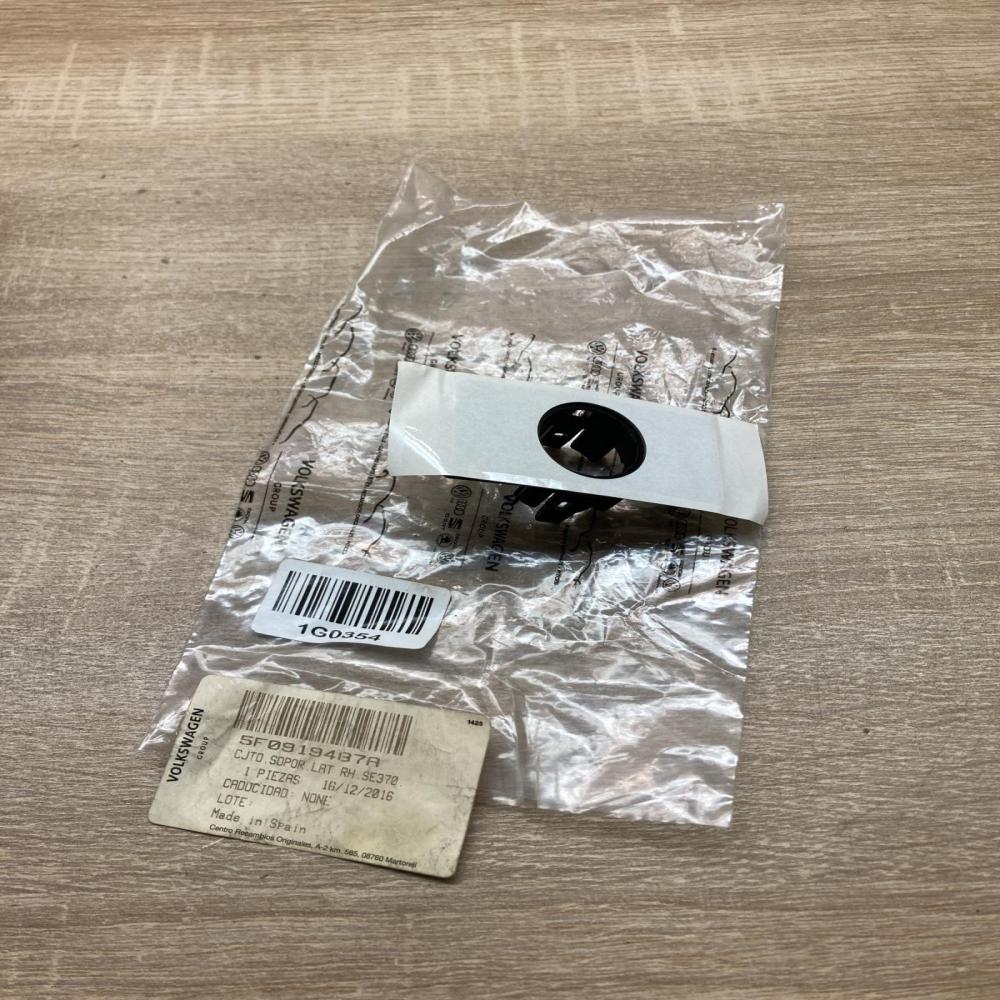 5F0919487A 5F0919492A  Front parking sensor holder (PDC) Seat Leon (5F)