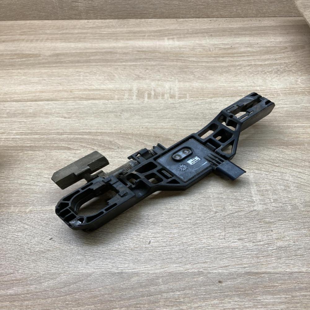 8200008431   Front door exterior handle/bracket Renault Laguna II