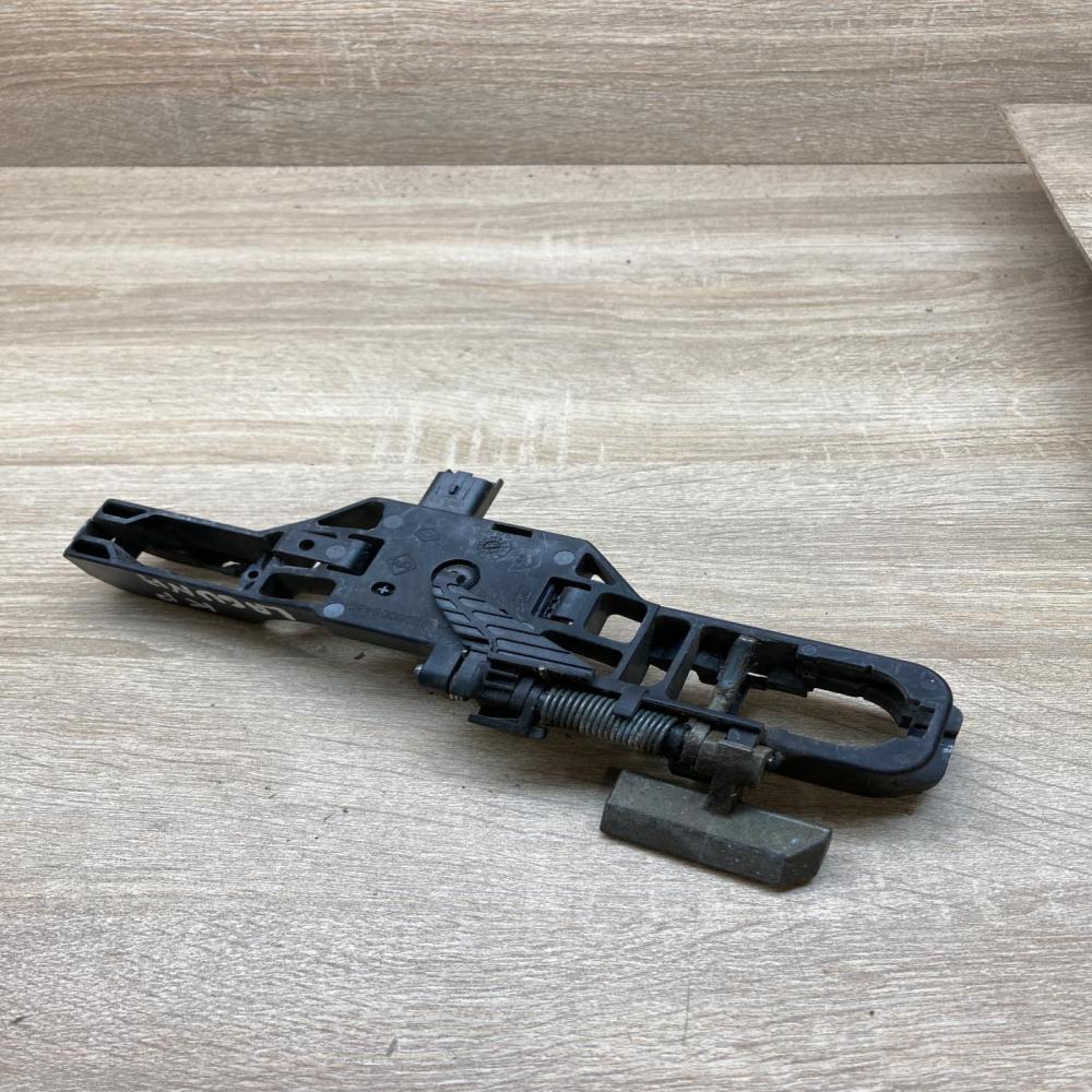 8200008430   Front door exterior handle/bracket Renault Laguna II