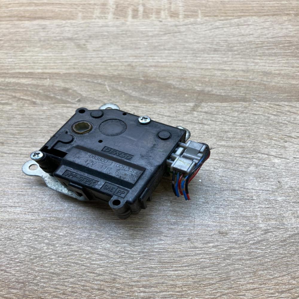 063800 1100 R982  Air flap motor/actuator Toyota Avensis T270