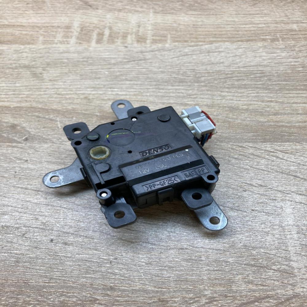 063800 0920   Air flap motor/actuator Toyota Auris 150