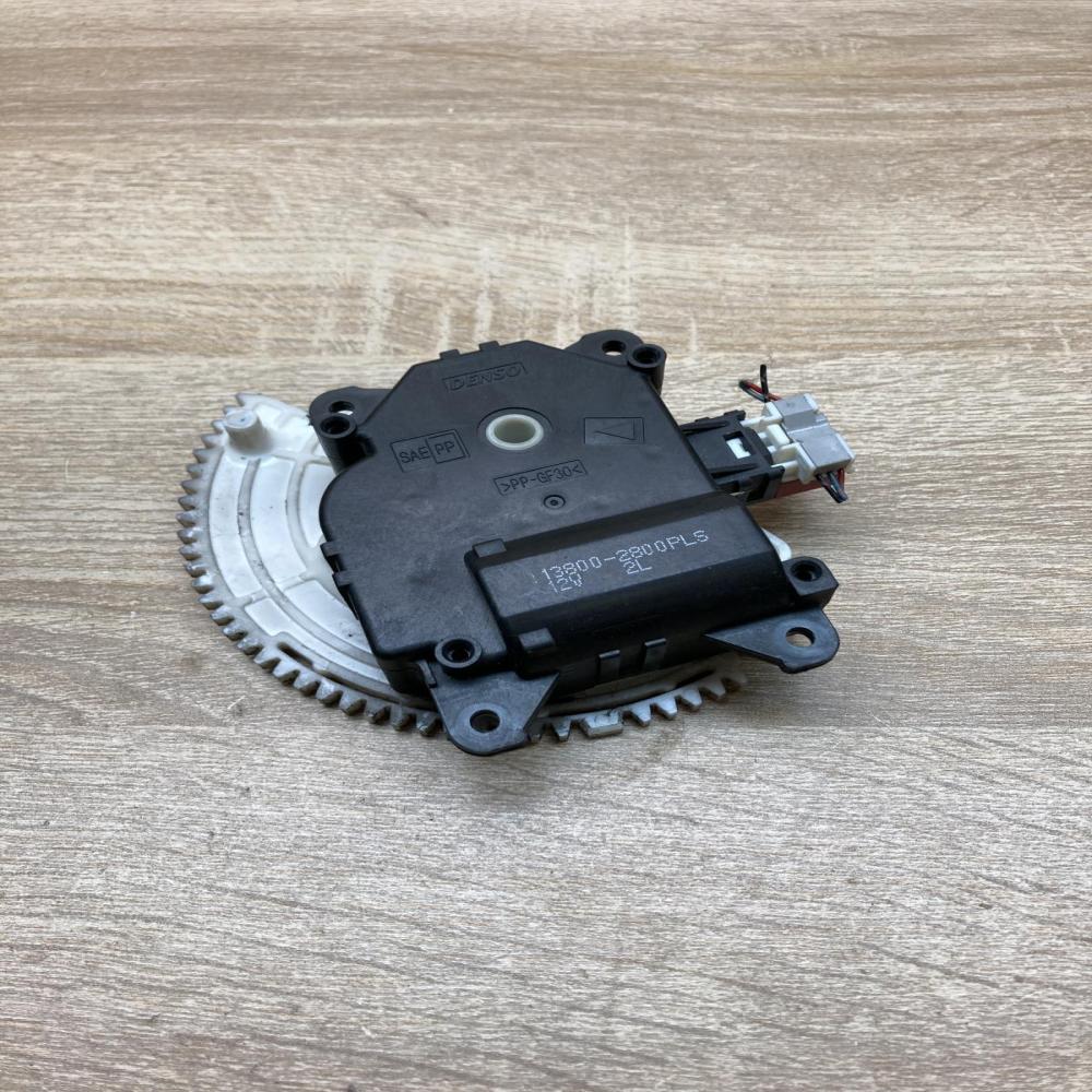 13800 2800   Air flap motor/actuator Toyota Avensis T270