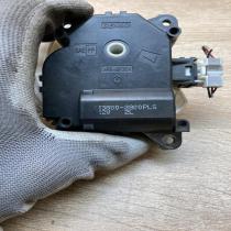 13800 2800   Air flap motor/actuator Toyota Avensis T270
