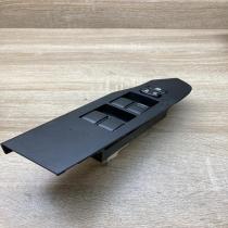 087 0W31   Electric window control switch Toyota Auris E180