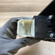 087 0W31   Electric window control switch Toyota Auris E180