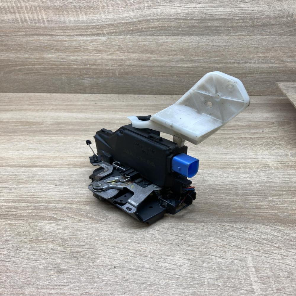 7L0839016D   Rear door lock Volkswagen Golf V
