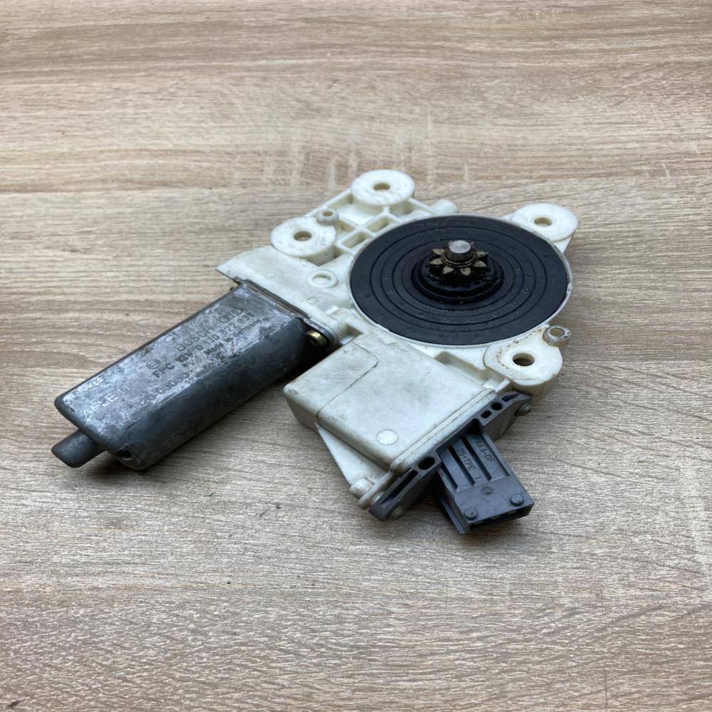 999060 101 992045 100  Rear door window regulator motor Toyota Avensis T250