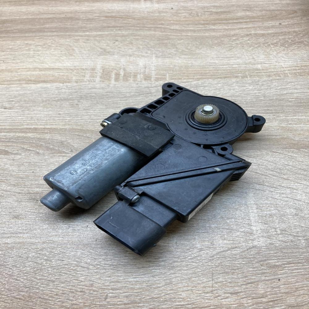 119830 301 05073112  Rear door window regulator motor Mercedes-Benz A W168