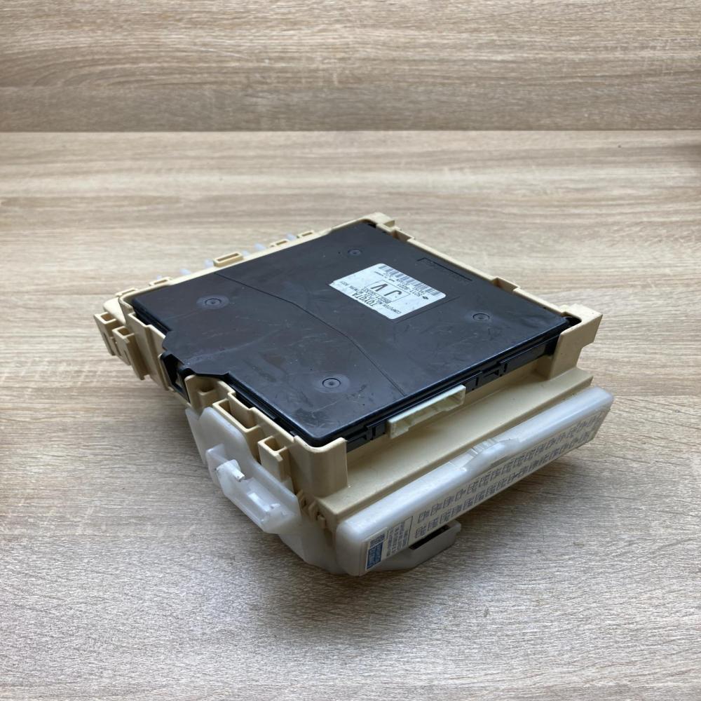89221 02331 5011 9221 82730 12X80A Fuse module Toyota Auris E180