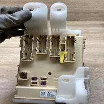 89221 02331 5011 9221 82730 12X80A Fuse module Toyota Auris E180