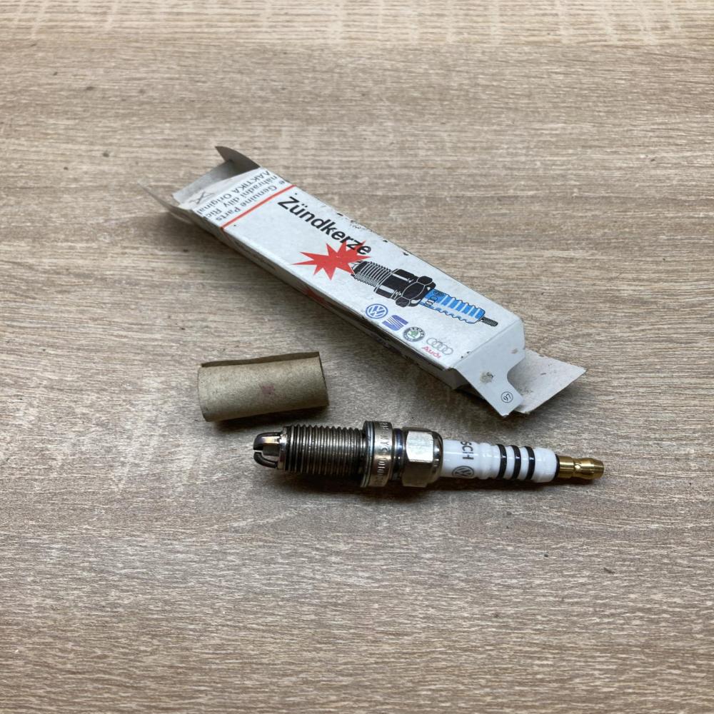 101000051AA 0241235703  Spark plug Volkswagen Multivan T5