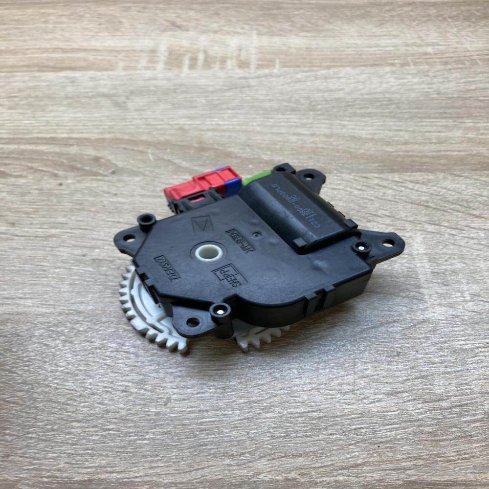 113800 2800   Air flap motor/actuator Toyota Auris 150
