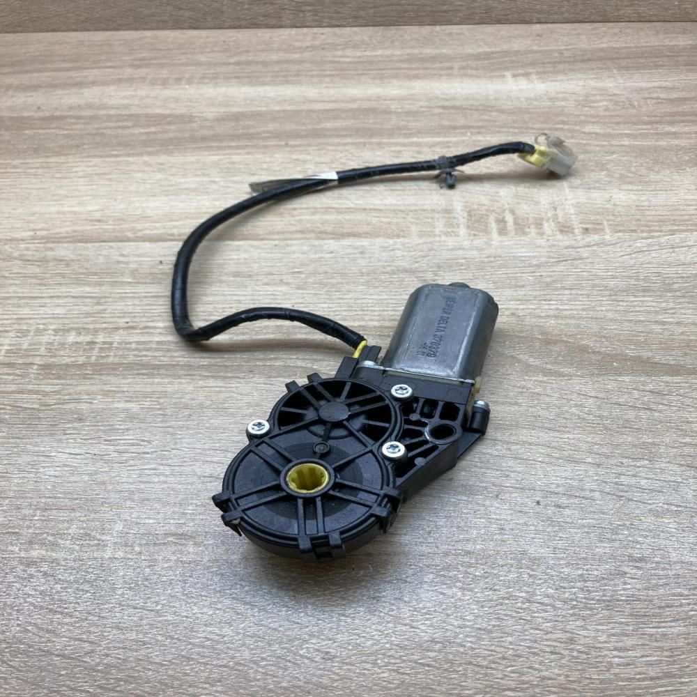 0390203236 370379 Driver side Seat adjustment motor Nissan Maxima A34