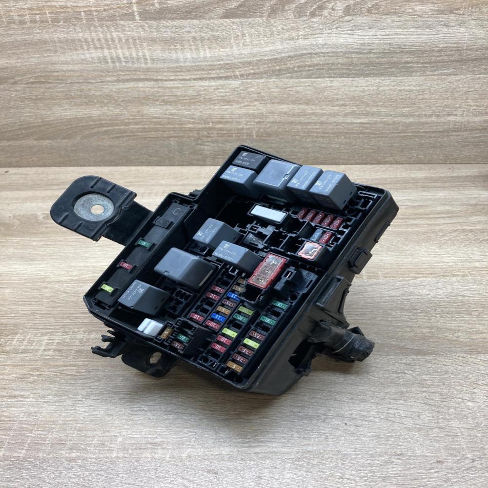 0348YA1   Fuse module Toyota Avensis T270