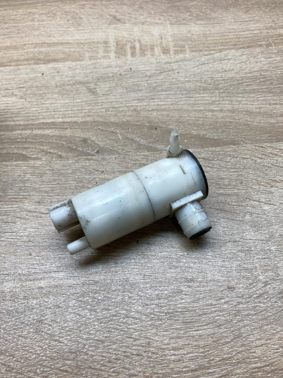 1004696 61921  Windscreen/windshield washer pump Cadillac Escalade