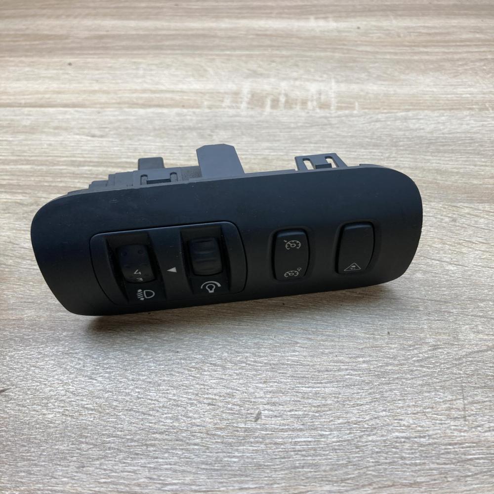 8200095495B 8200095495 B  Headlight level height control switch Renault Megane I