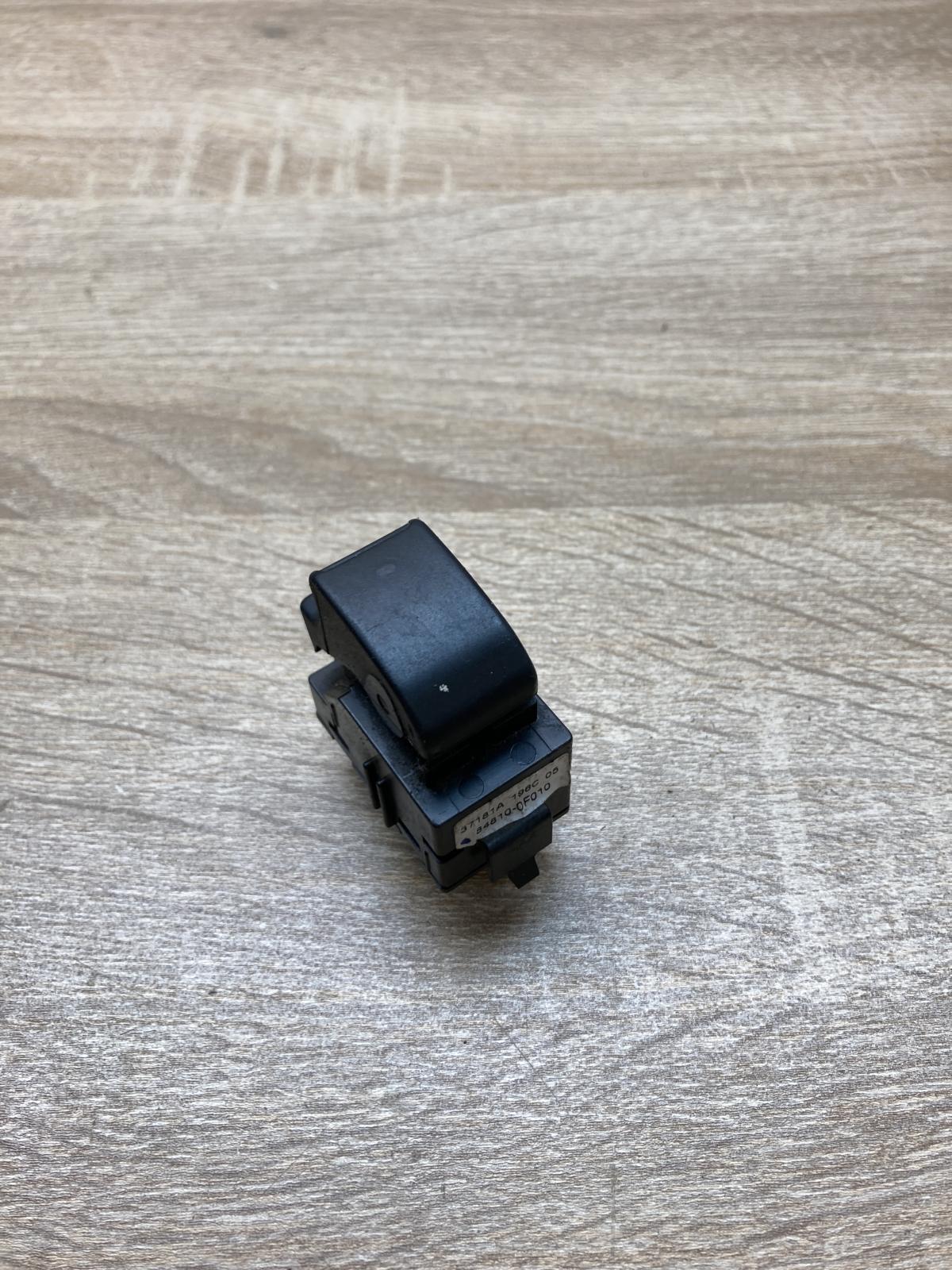 84810 0F010 848100F010  Electric window control switch Toyota Corolla Verso AR10