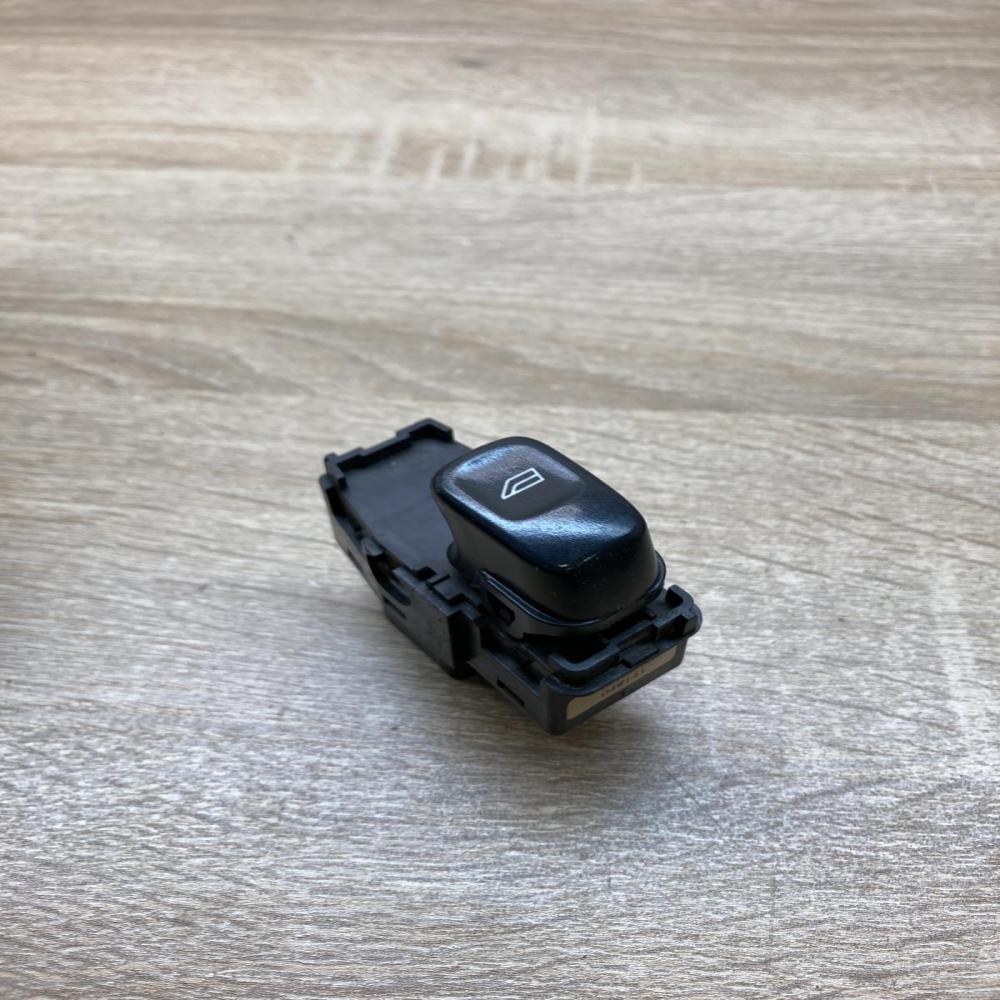 8685288   Electric window control switch Volvo S60