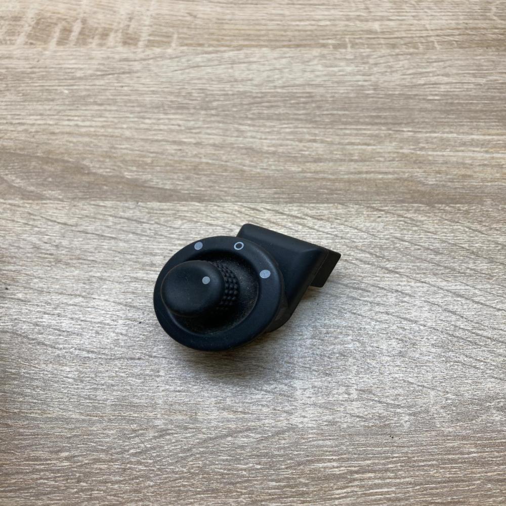 8200002442B 8200002442 B  Wing mirror switch Renault Megane II