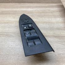 MR587943   Electric window control switch Mitsubishi Endeavor