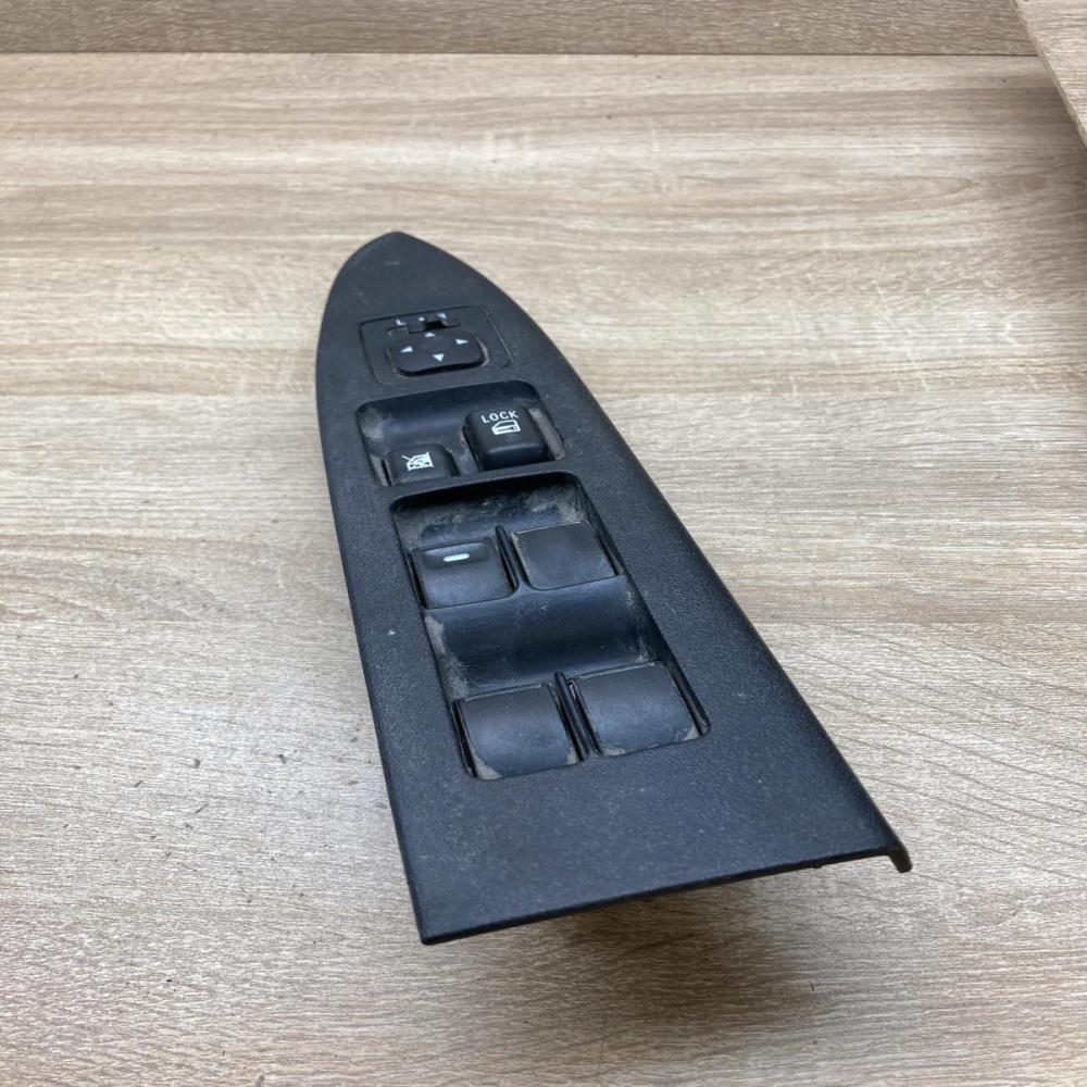 MR587943   Electric window control switch Mitsubishi Endeavor
