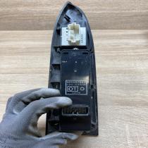 MR587943   Electric window control switch Mitsubishi Endeavor