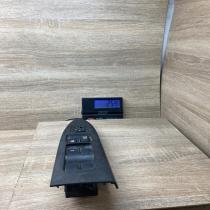MR587943   Electric window control switch Mitsubishi Endeavor