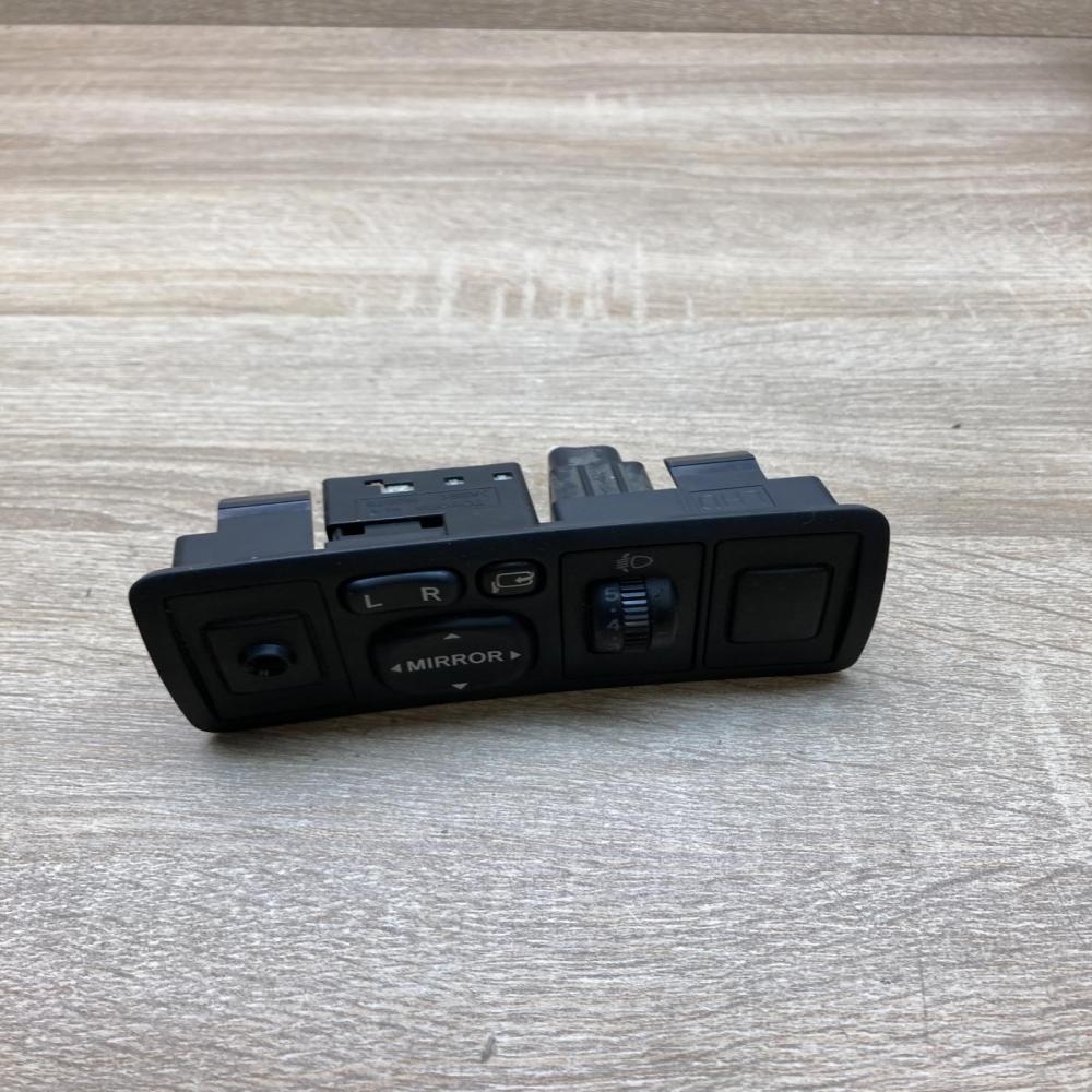 777669 183575  Wing mirror switch Toyota Avensis T250